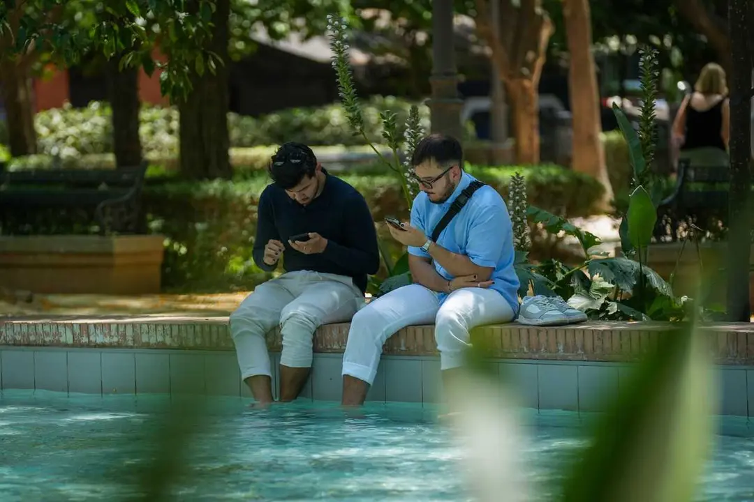En pleno mayo, turistas recorren las calles de Sevilla buscando sombra y agua. A 27 de mayo de 2026 en Sevilla, Andaluc&iacute;a (Espa&ntilde;a).