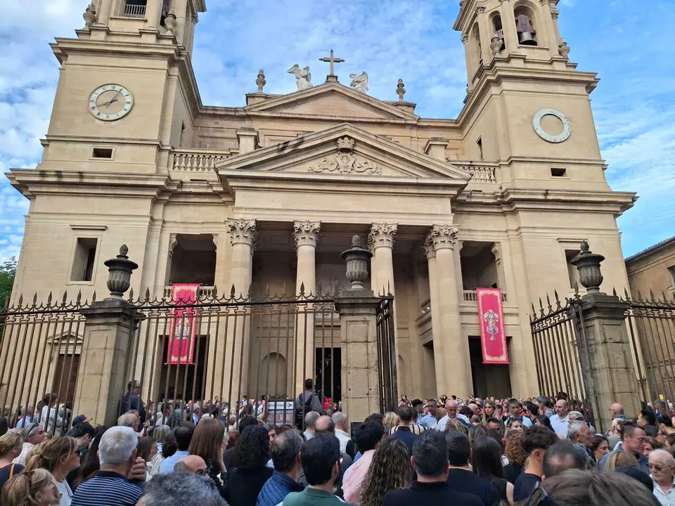 Una multitud espera en el exterior de la Catedral de Pamplona durante el funeral por los cinco polic&iacute;as forales fallecidos.