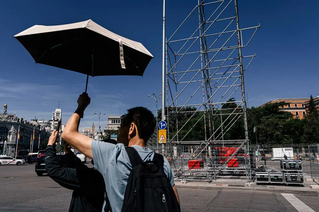 Contin&uacute;an los preparativos para la visita del Papa, en la plaza de Cibeles, a 28 de mayo de 2026, en Madrid (Espa&ntilde;a). 