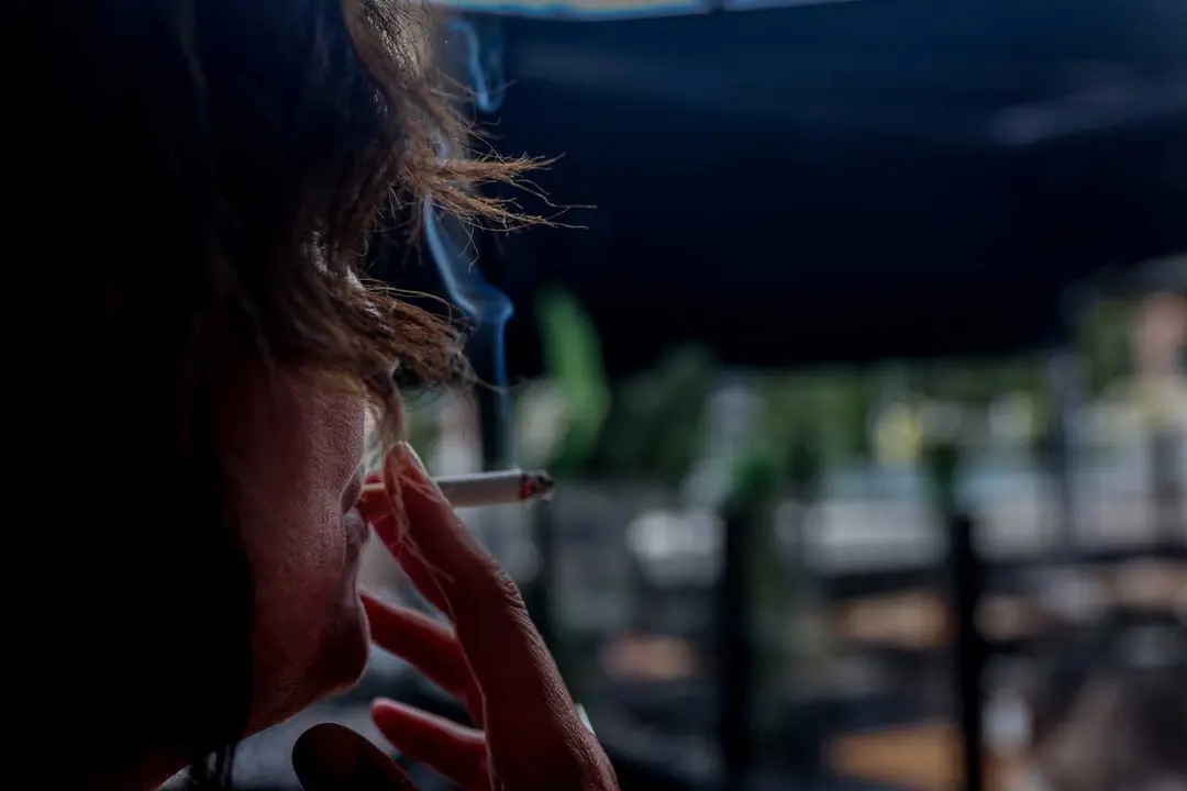 Archivo - Una persona fumando en la calle, a 20 de septiembre de 2024, en Madrid (Espa&ntilde;a). 