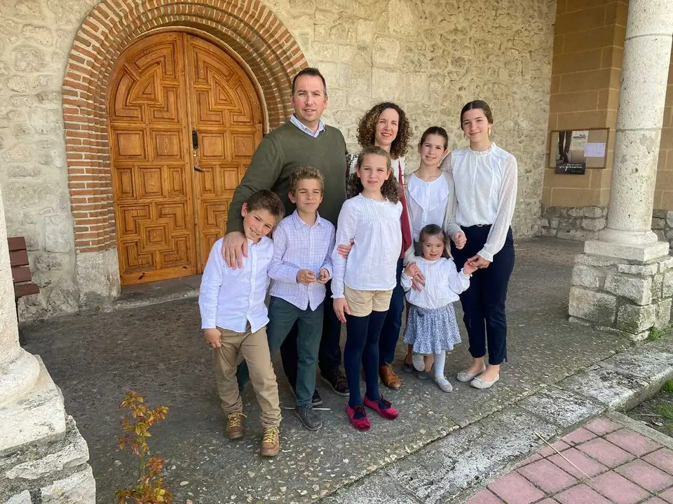 Alicia, Alejandro y sus seis hijos acogen a un grupo de peregrinos por la visita del Papa a Espa&ntilde;a.