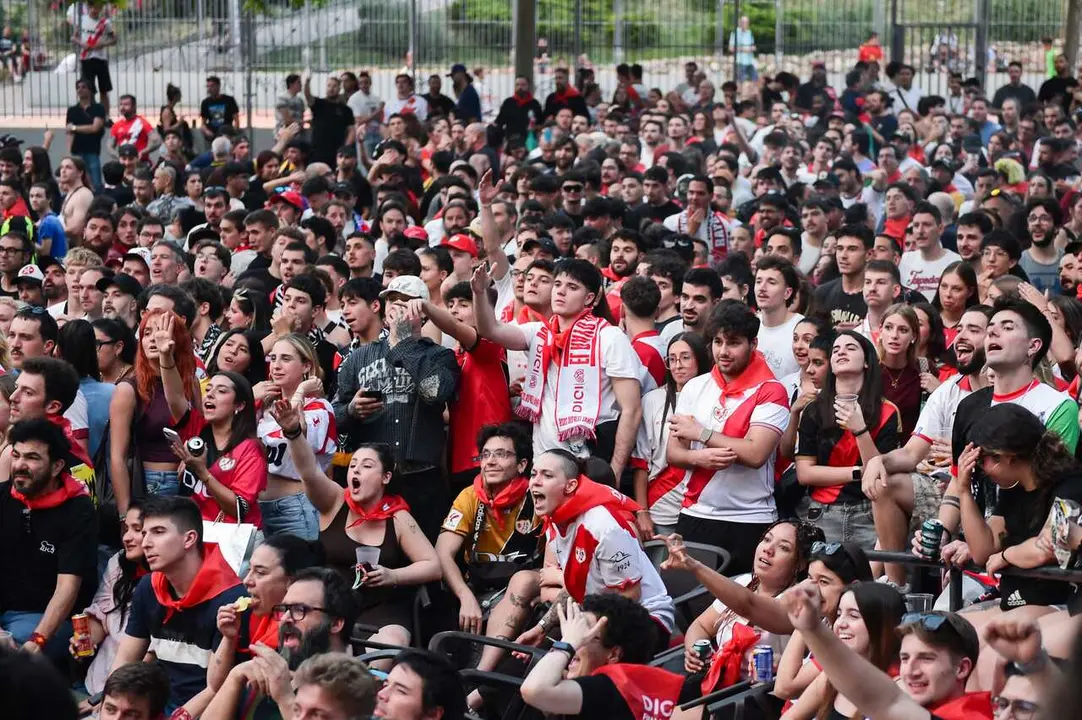 Varios aficionados ven la final de la UEFA Conference League entre el Rayo Vallecano y el Crystal Palace, en el estadio de f&uacute;tbol de Vallecas, a 27 de mayo de 2026, en Madrid (Espa&ntilde;a). 