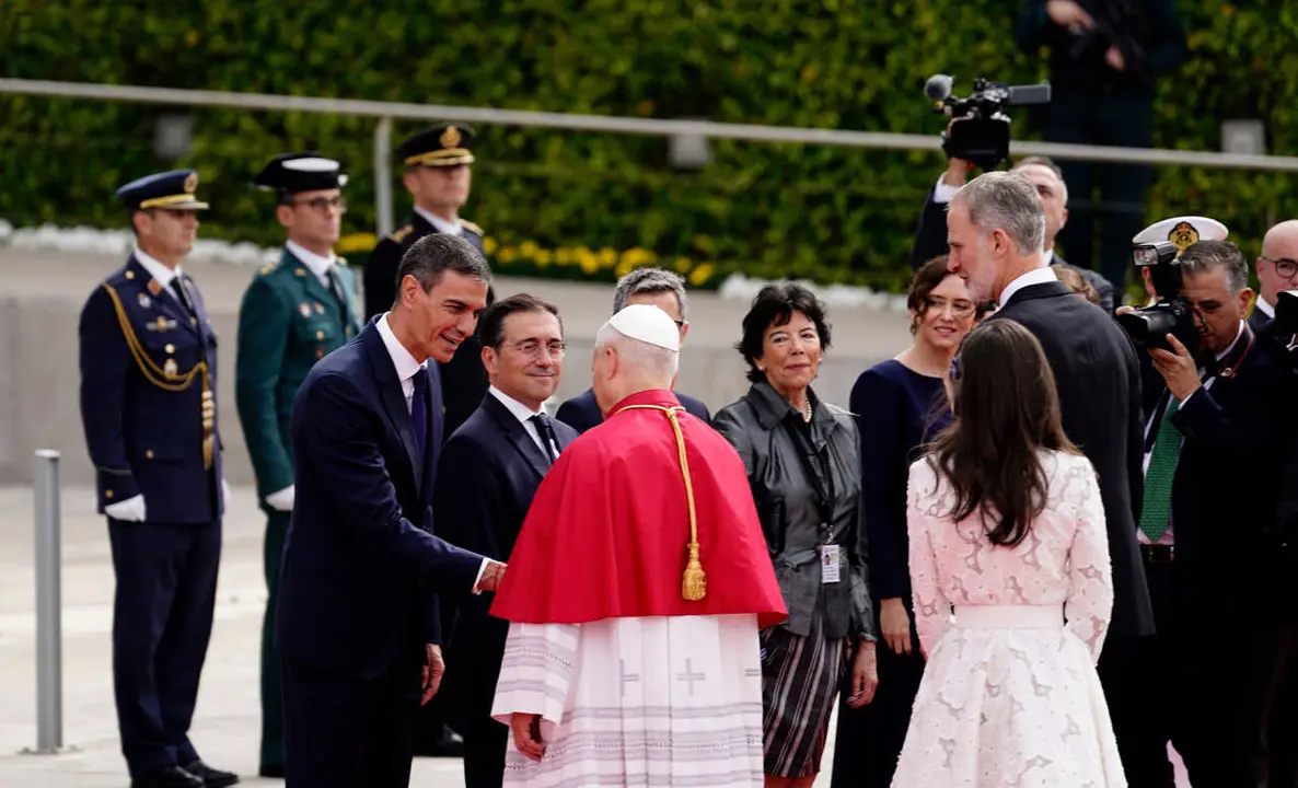 Los Reyes Felipe y Letizia y el presidente del Gobierno, Pedro S&aacute;nchez, reciben al Papa Le&oacute;n XIV en el Aeropuerto Adolfo Su&aacute;rez Madrid-Barajas.