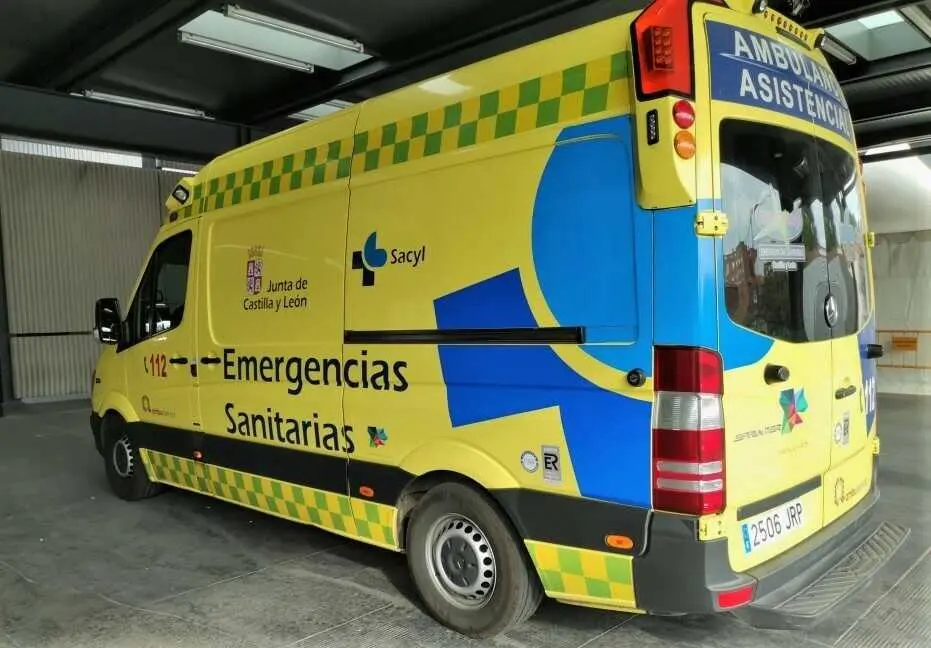 Archivo - Imagen de archivo de una ambulancia soporte vital b&aacute;sico de Castilla y Le&oacute;n.