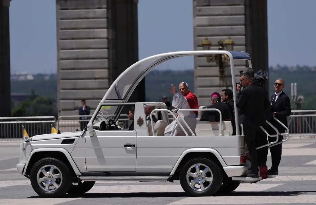 El Papa Le&oacute;n XIV saluda desde el papam&oacute;vil tras su ceremonia de bienvenida en el Palacio Real, a 6 de junio de 2026, en Madrid (Espa&ntilde;a). La recepci&oacute;n re&uacute;ne a las m&aacute;ximas autoridades del Estado y de la Iglesia cat&oacute;lica en Espa&ntilde;a y marca el inicio oficial d