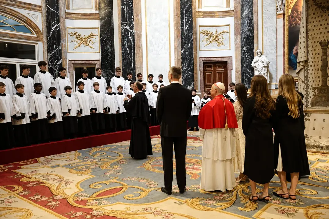 La Escolan&iacute;a de El Escorial interpreta varias piezas musicales ante el papa Le&oacute;n XIV y la Familia Real durante su visita a la Capilla Real del Palacio Real de Madrid.