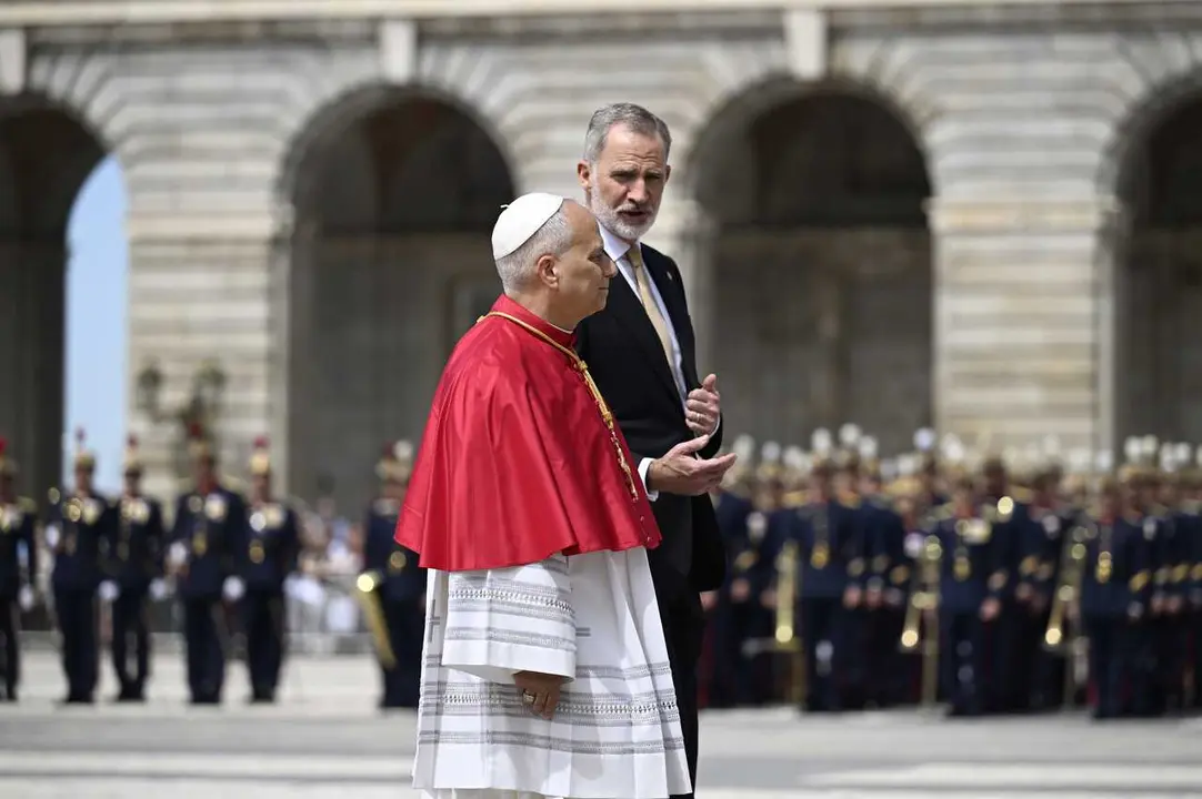 El Rey Felipe VI asiste a la ceremonia de bienvenida al Papa Le&oacute;n XIV en el Palacio Real 