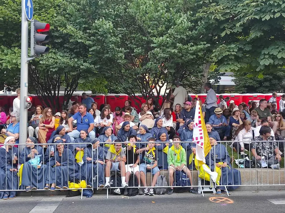 J&oacute;venes esperan al Papa en los alrededores de Cibeles, en Madrid a 7 de junio de 2026