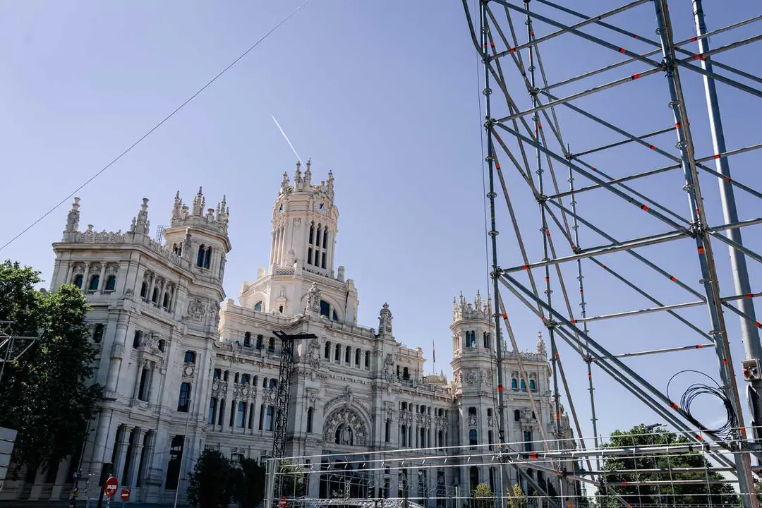 Contin&uacute;an los preparativos para la visita del Papa, en la plaza de Cibeles, a 28 de mayo de 2026, en Madrid (Espa&ntilde;a). Madrid afronta importantes restricciones de tr&aacute;fico entre el 3 y el 9 de junio por los preparativos y la visita del Papa Le&oacute;n XIV, con es