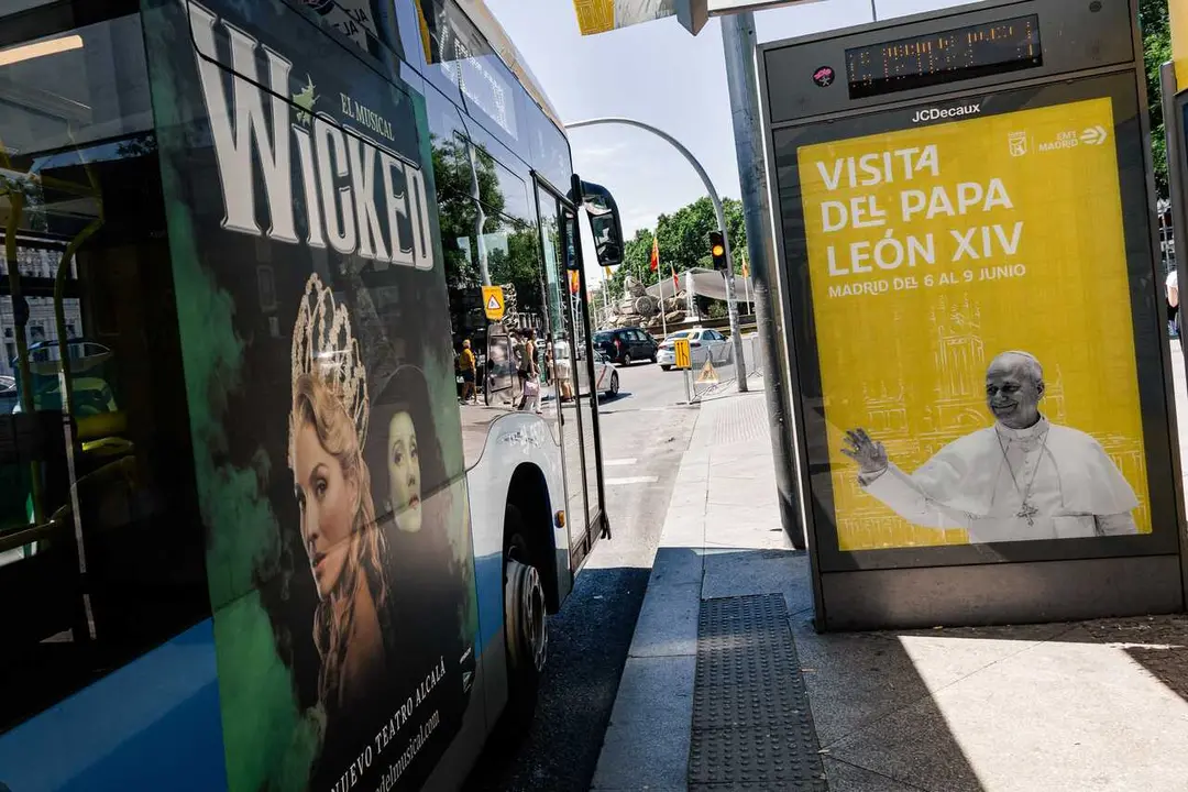 Archivo.- Cartel publicitario de la visita del Papa, en la plaza de Cibeles
