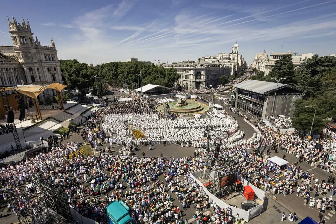 Decenas de personas participan en la misa de Corpus Christi presidida por el Papa Le&oacute;n XIV, en la plaza de Cibeles