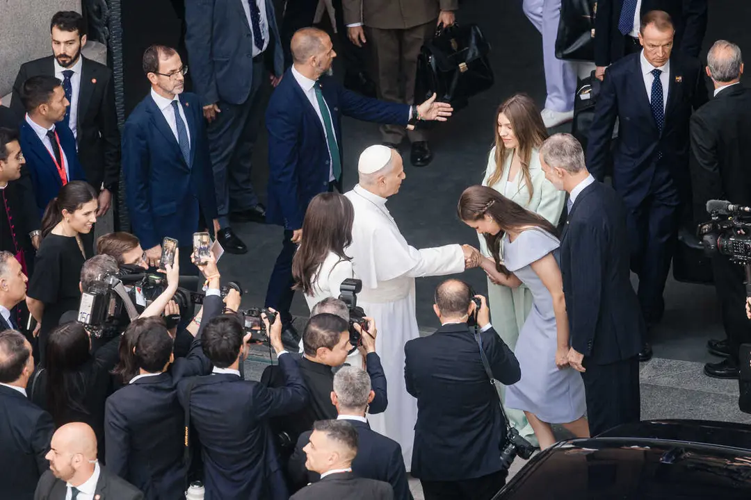 El Rey Felipe VI, la Reina Letizia, la Princesa Leonor y la Infanta Sof&iacute;a y el Papa Le&oacute;n XIV se despiden al t&eacute;rmino de la misa de Corpus Christi, en la plaza de Cibeles, a 7 de junio de 2026, en Madrid (Espa&ntilde;a). 