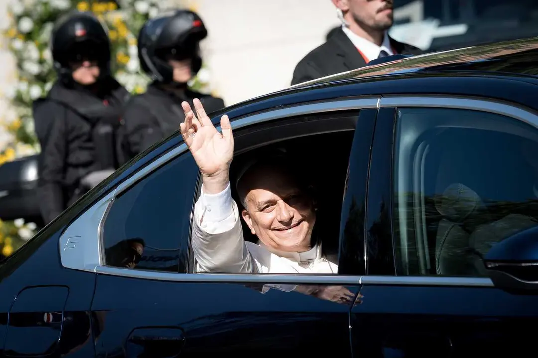 El Papa Le&oacute;n XIV sale de la sede de la Nunciatura Apost&oacute;lica, a 6 de junio de 2026, en Madrid (Espa&ntilde;a). El Papa Le&oacute;n XIV ha llegado a la Nunciatura Apost&oacute;lica en Madrid alrededor de las 14:17 horas, recibido entre aplausos y v&iacute;tores de cerca de 600 person