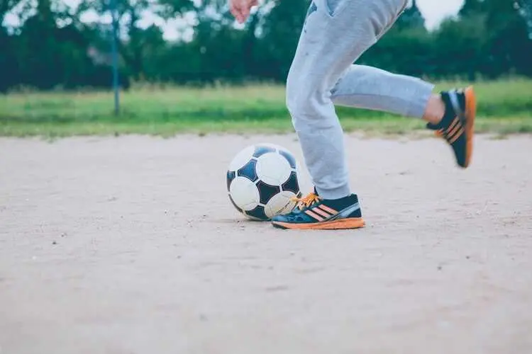 Archivo - Imagen de recurso de una persona jugando al f&uacute;tbol.