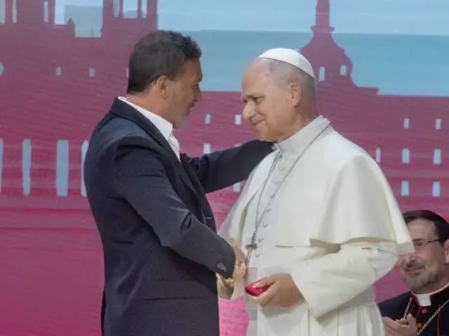 El actor Antonio Banderas, participa en el encuentro 'Tejer redes con el mundo de la cultura, la educaci&oacute;n, la empresa y el deporte', junto al Papa Le&oacute;n XIV, en el Movistar Arena, a 6 de junio de 2026, en Madrid (Espa&ntilde;a).