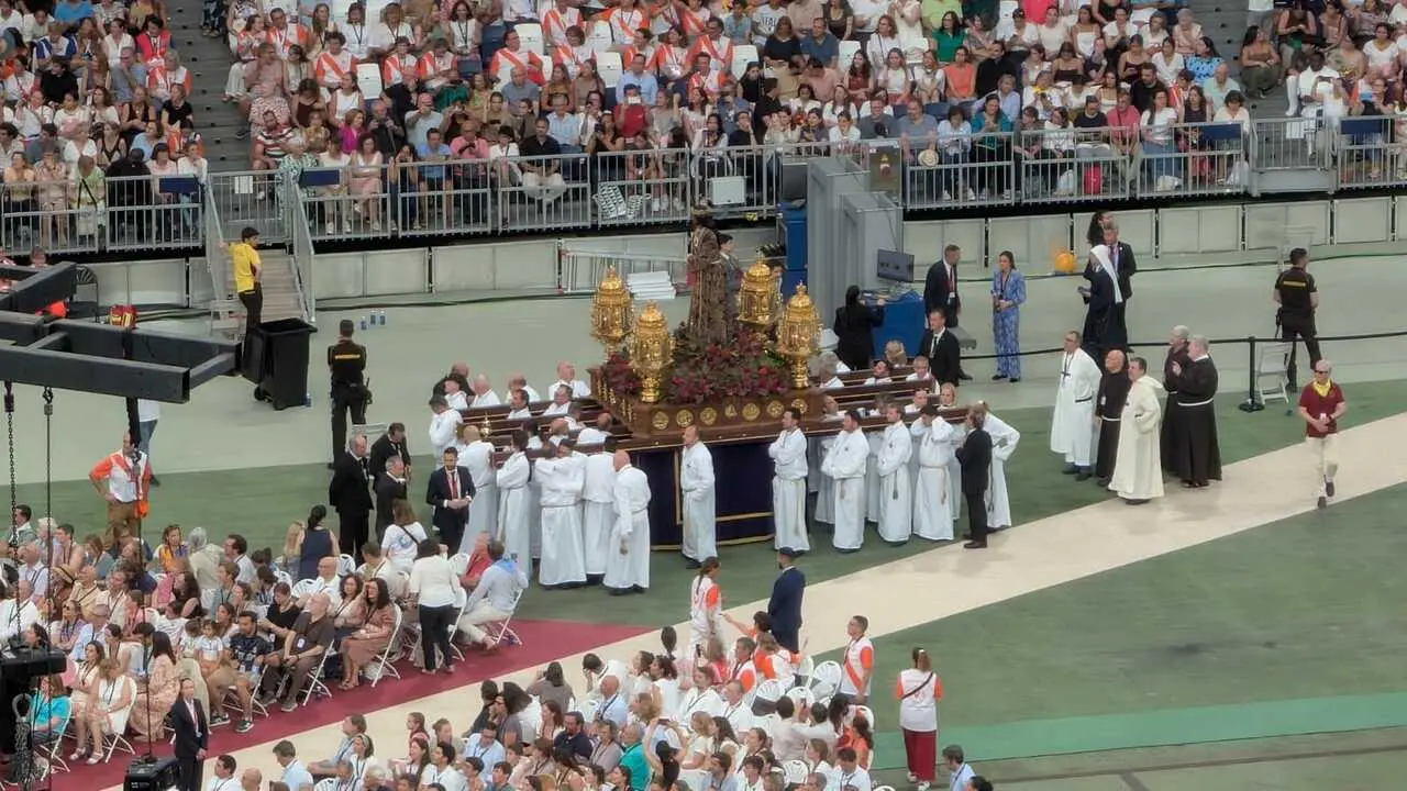 Procesi&oacute;n de la Virgen de la Almudena y el Cristo de Medinaceli en el Bernab&eacute;u