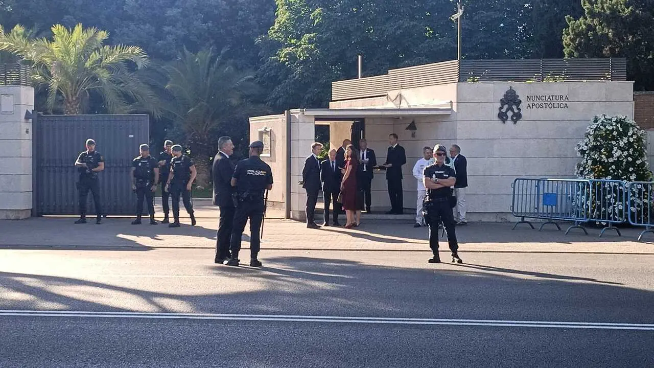 Exterior de la Apost&oacute;lica en el momento en que los benefactores acudir al encuentro con el Papa.