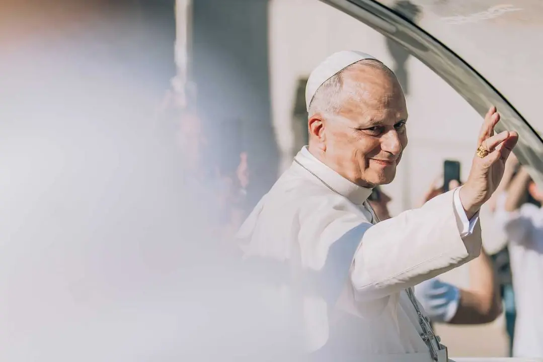 El Papa Le&oacute;n XIV a su paso por el Congreso de los Diputados en el papam&oacute;vil, a 8 de junio de 2026, en Madrid (Espa&ntilde;a). El Papa Le&oacute;n XIV ha pasado con el papam&oacute;vil por la Puerta del Sol camino del Estado Santiago Bernab&eacute;u.
