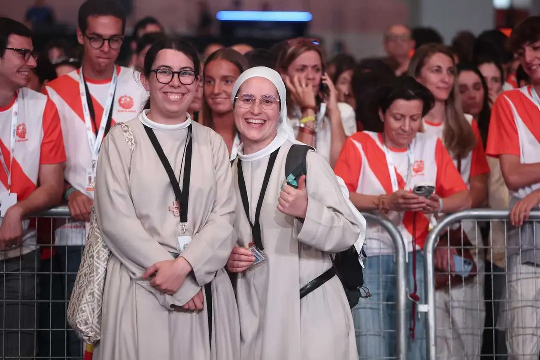 Voluntarios esperan la llegada del Papa a Ifema Madrid, a 9 de junio de 2026, en Madrid (Espa&ntilde;a). 