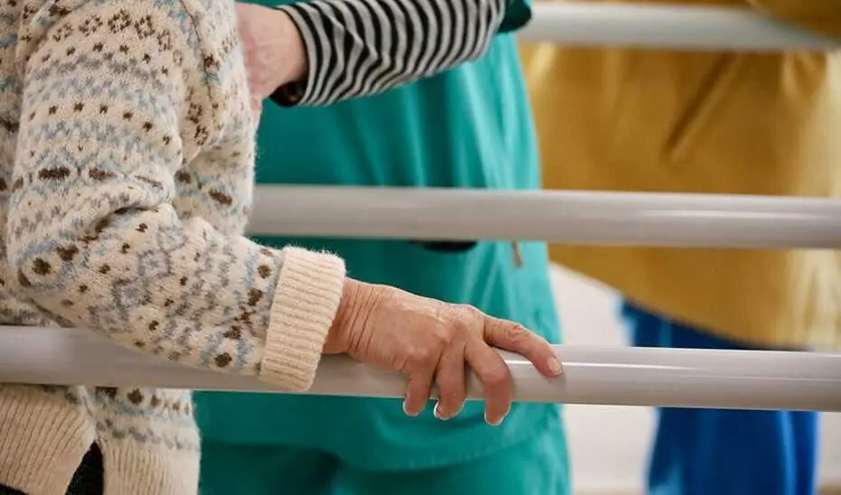 Archivo - Ancianos recibe asistencia en una residencia. 