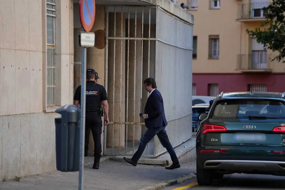 El hermano del presidente, David S&aacute;nchez, llega a la Audiencia Provincial de Badajoz en la &uacute;ltima sesi&oacute;n del juicio por su contrataci&oacute;n en la Diputaci&oacute;n de Badajoz 