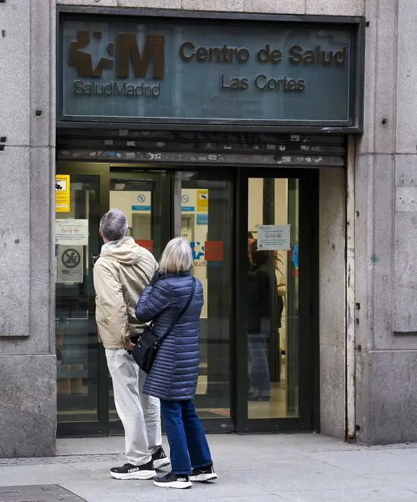 Archivo - Varias personas a su salida de un centro de salud en Madrid 