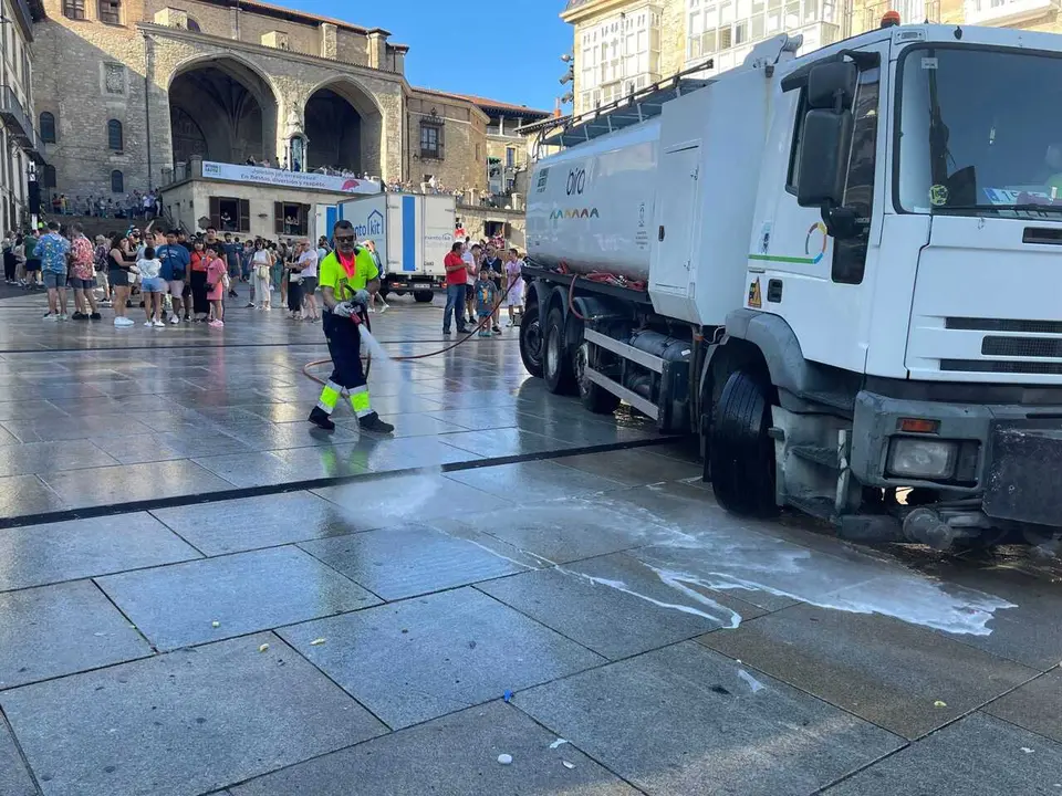 Archivo - Limpieza de la plaza de la Virgen Blanca