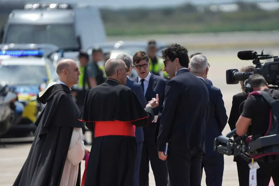 El presidente de la Generalitat de Catalunya, Salvador Illa (c); ante la llegada del Papa Le&oacute;n XIV al Aeropuerto 