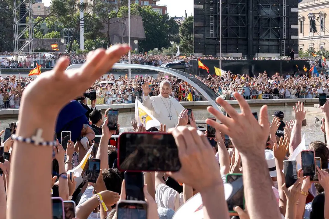 El Papa Le&oacute;n XIV saluda desde el papam&oacute;vil, en la plaza de Col&oacute;n, a 7 de junio de 2026, en Madrid (Espa&ntilde;a).