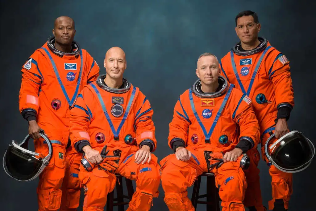 La tripulaci&oacute;n de Artemis III posa para una foto oficial en sus trajes espaciales naranjas (de izquierda a derecha: Andre Douglas, Luca Parmitano, Randy Bresnik y Frank Rubio).