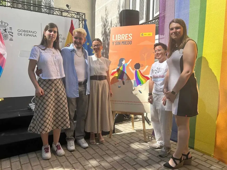 Rego con asistentes a la presentaci&oacute;n de los actos del Orgullo 2026.