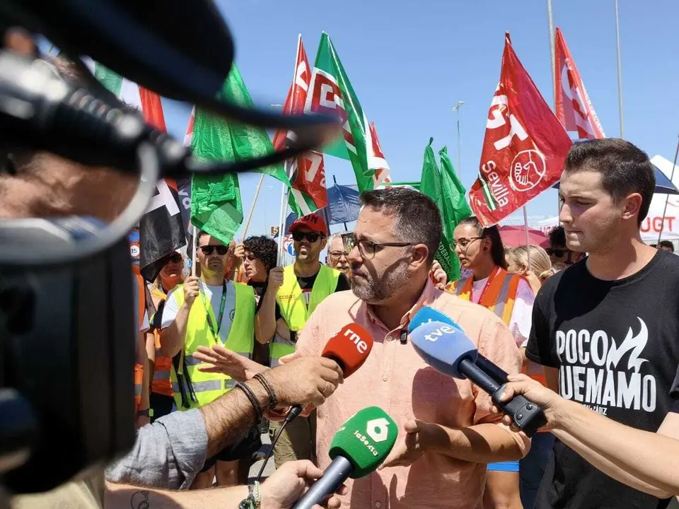 El portavoz de Adelante Andaluc&iacute;a, Jos&eacute; Ignacio Garc&iacute;a, en una atenci&oacute;n a los medios.