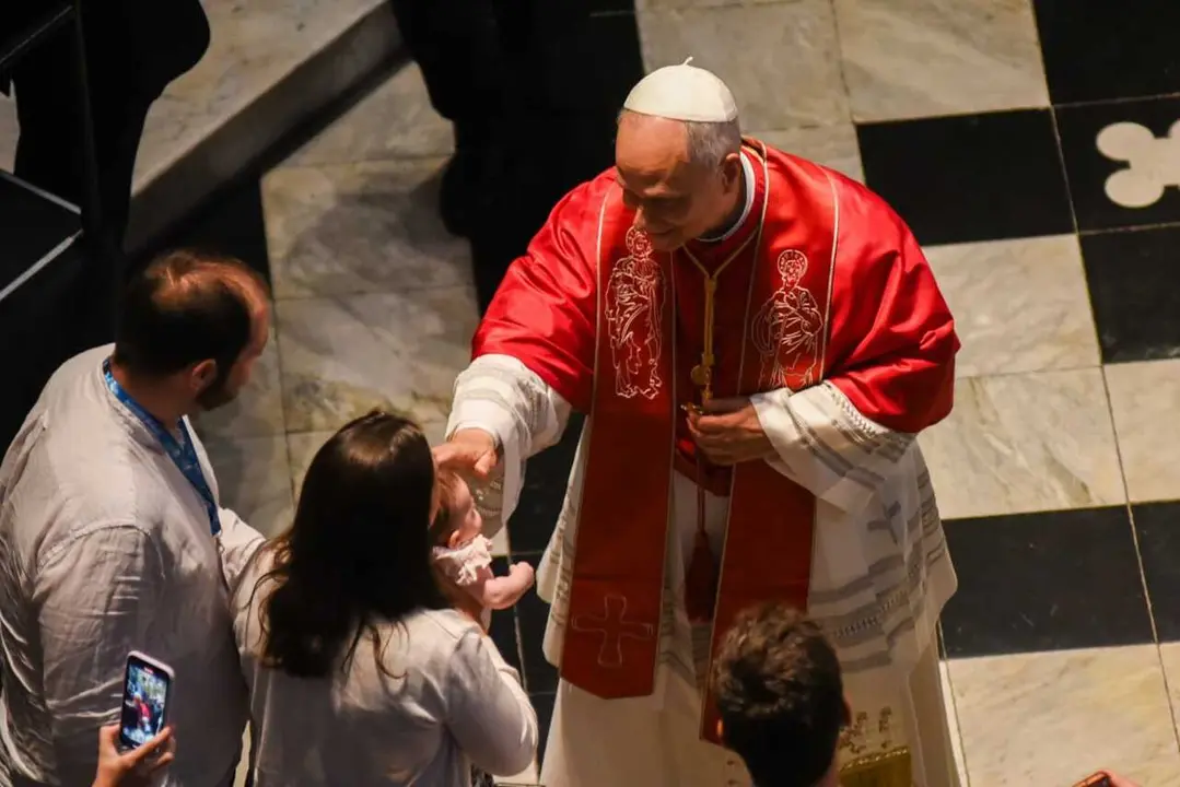 El Papa Le&oacute;n XIV bendice a un beb&eacute; en la Abad&iacute;a de Montserrat