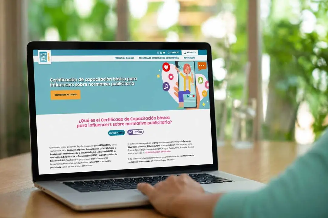 M&aacute;s de 5.000 creadores en Espa&ntilde;a han obtenido el 'Certificado de capacitaci&oacute;n b&aacute;sica sobre normativa publicitaria para influencers' de Autocontrol tras superar la formaci&oacute;n online, un a&ntilde;o despu&eacute;s de su lanzamiento.