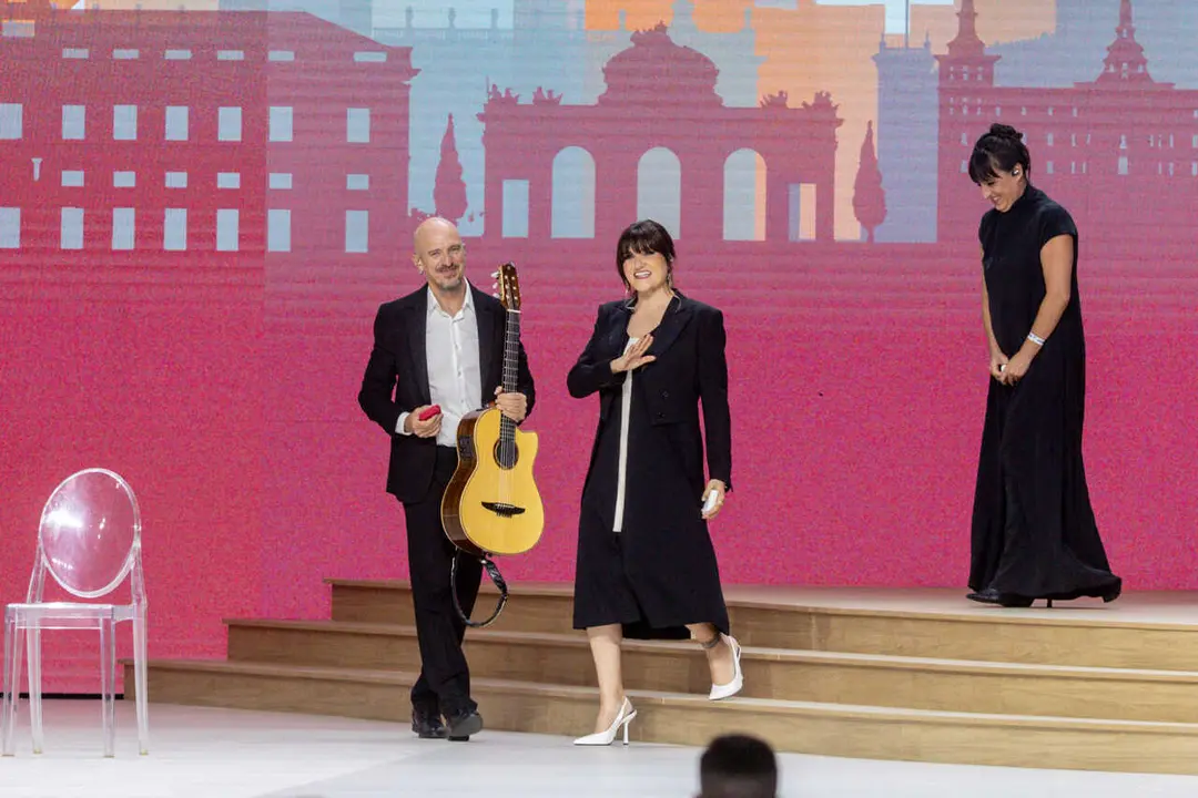 La cantante Rozalen (c) participa en el encuentro 'Tejer redes con el mundo de la cultura, la educaci&oacute;n, la empresa y el deporte', junto al Papa Le&oacute;n XIV, en el Movistar Arena.