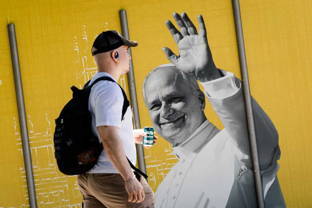 Cartel publicitario de la visita del Papa, en la plaza de Cibeles, a 28 de mayo de 2026, en Madrid (Espa&ntilde;a). Madrid afronta importantes restricciones de tr&aacute;fico entre el 3 y el 9 de junio por los preparativos y la visita del Papa Le&oacute;n XIV, con especial im