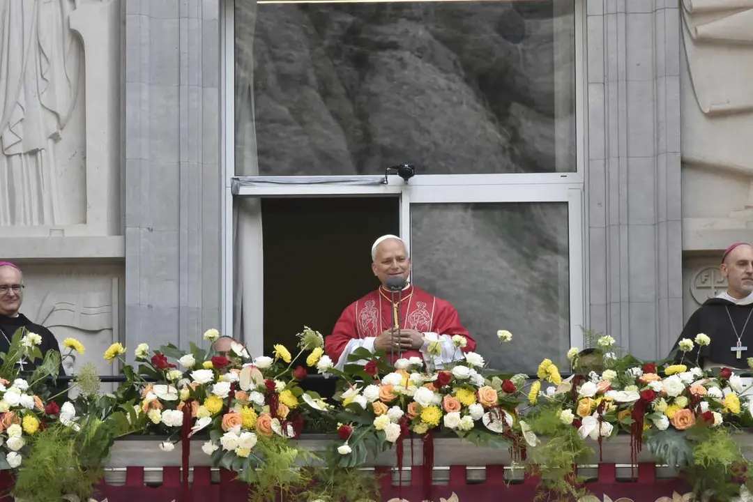 El Papa Le&oacute;n XIV saluda desde un balc&oacute;n durante la celebraci&oacute;n de la oraci&oacute;n del Santo Rosario, a 10 de junio de 2026, en la Abad&iacute;a de Nuestra Se&ntilde;ora de Montserrat, Barcelona, Catalunya (Espa&ntilde;a). 