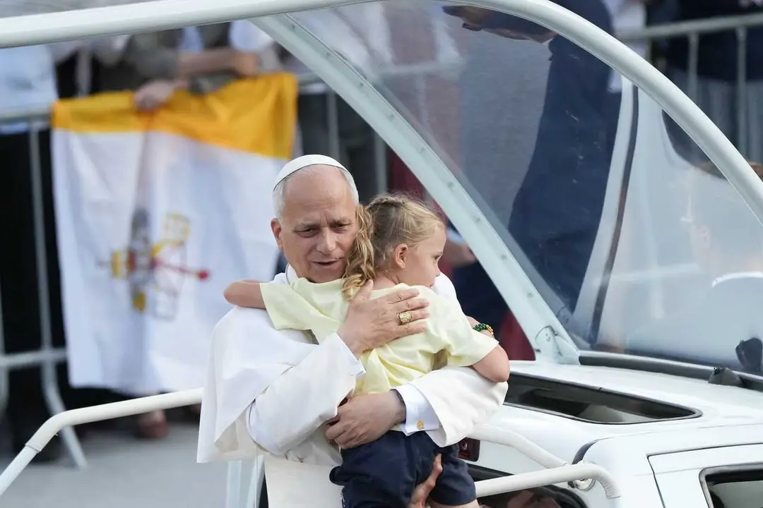 El Papa Le&oacute;n XIV abraza a una ni&ntilde;a a su llegada a la vigilia de oraci&oacute;n, en el Estadio Ol&iacute;mpico Llu&iacute;s Companys, a 9 de junio de 2026, en Barcelona, Catalunya (Espa&ntilde;a). Esta vigilia es uno de los actos m&aacute;s destacados durante la estancia del Pont&iacute;fice en la