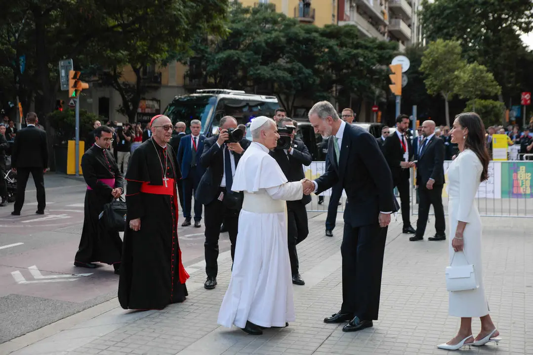 El Papa Le&oacute;n XIV (c) saluda al Rey Felipe VI (2i) a su llegada a la celebraci&oacute;n de la Santa Misa presidida por el Papa Le&oacute;n XIV, a 10 de junio de 2026, en Barcelona, Catalunya (Espa&ntilde;a). 
