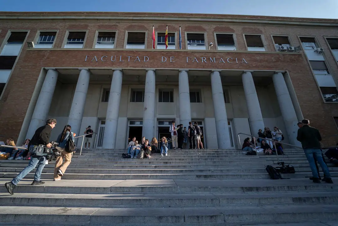 Archivo - Un grupo de estudiantes frente a las puertas de la Facultad de Farmacia de la Universidad Complutense (UCM),  