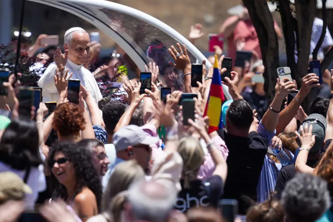 El Papa Le&oacute;n XIV saluda desde el papam&oacute;vil tras la ceremonia de entrega de las llaves de la ciudad, a 11 de junio de 2026, en Las Palmas de Gran Canaria, Islas Canarias (Espa&ntilde;a).