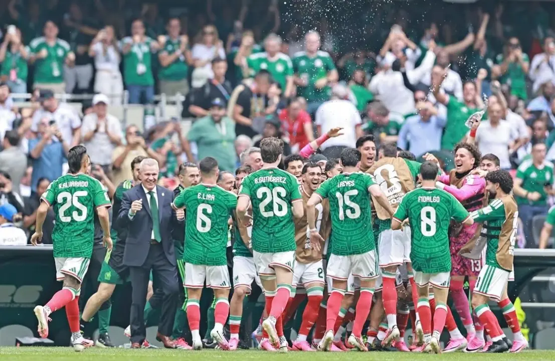 M&eacute;xico celebrando su victoria en la inauguraci&oacute;n del Mundial