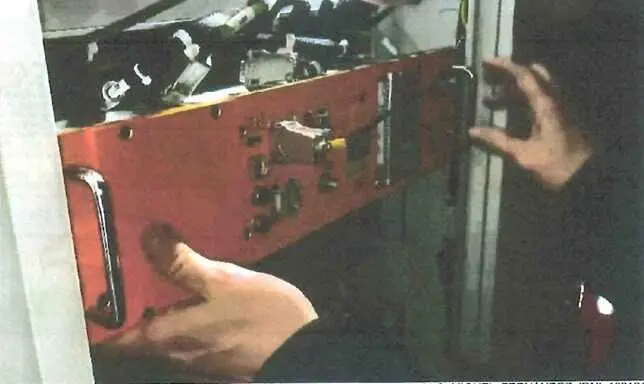 Caja negra del tren Iryo siniestrado en Adamuz en el momento de extraerla por el mantenedor del vag&oacute;n.