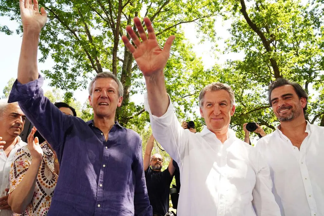 (I-D) El presidente de la Xunta de Galicia, Alfonso Rueda, el presidente del Partido Popular, Alberto N&uacute;&ntilde;ez Feij&oacute;o, y el presidente provincial del PP de A Coru&ntilde;a, Diego Calvo, durante la romer&iacute;a que organiza el PP provincial de A Coru&ntilde;a