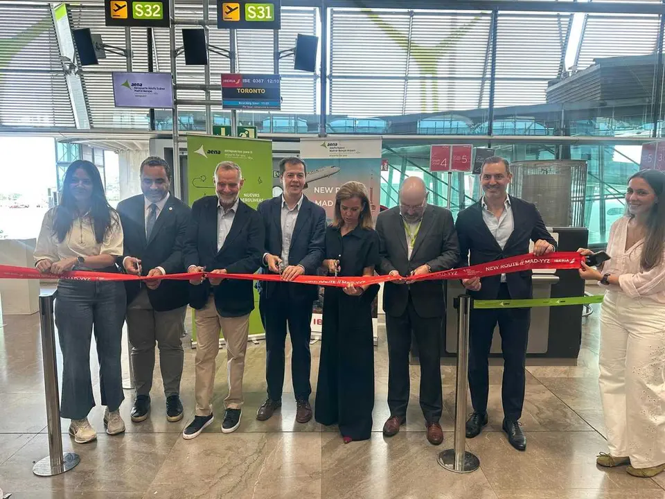 Corte de cinta protocolario de la inauguraci&oacute;n de la ruta Madrid-Toronto de Iberia, a 13 de junio de 2026.