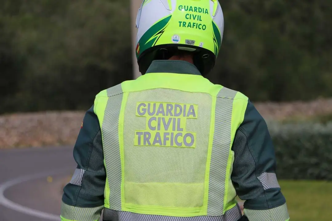 Archivo - Agente en un control de la Guardia Civil de Tr&aacute;fico.