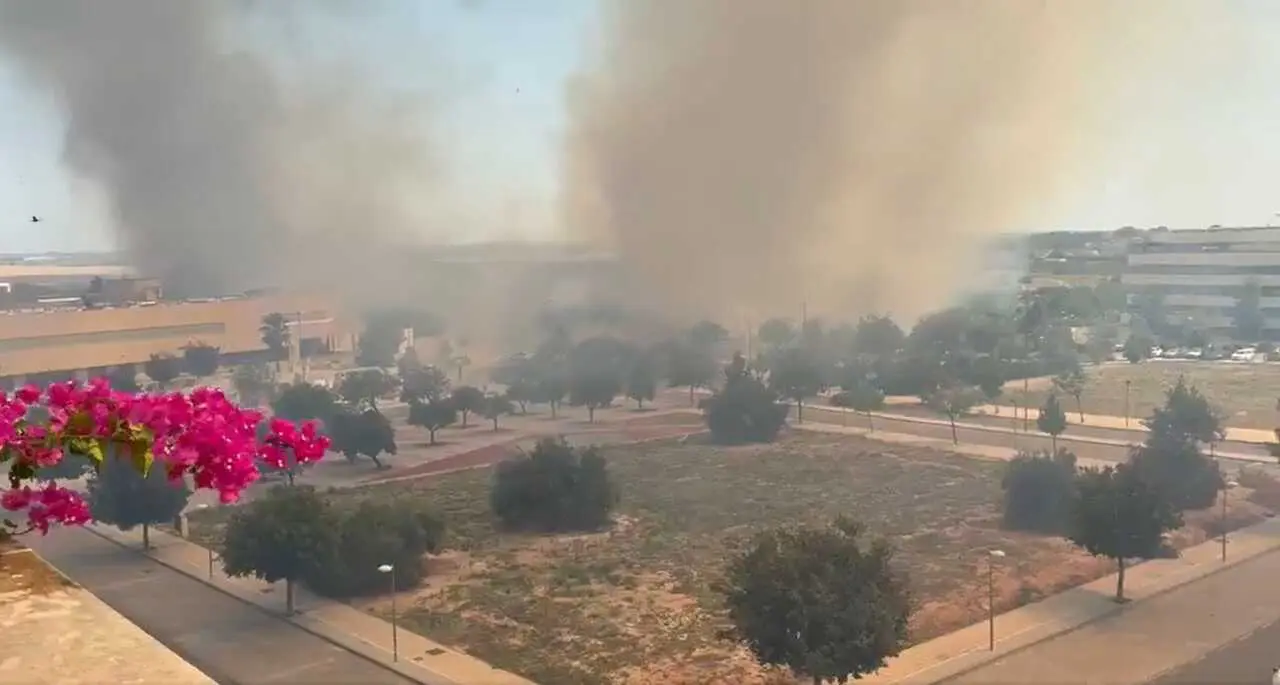 Incendio en la Urbanizaci&oacute;n Java de Mairena del Aljarafe (Sevilla).