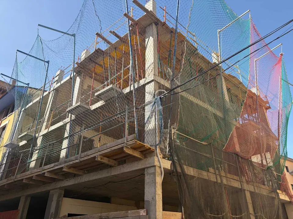 Archivo - Edificio con andamios por obras de construcci&oacute;n.