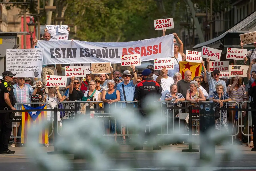 Archivo - Un grupo de personas durante el homenaje a las v&iacute;ctimas del atentado del 17A en su 8&ordm; aniversario, en La Rambla, a 17 de agosto de 2025.