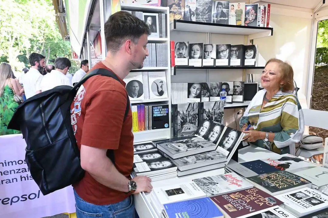 La fot&oacute;grafa Cristina Garc&iacute;a Rodero firma ejemplares de sus libros durante la primera jornada de la 85&ordf; edici&oacute;n de la Feria del Libro de Madrid, en el Parque del Retiro, a 29 de mayo de 2026, en Madrid (Espa&ntilde;a). La 85&ordf; Feria del Libro de Madrid se celebra